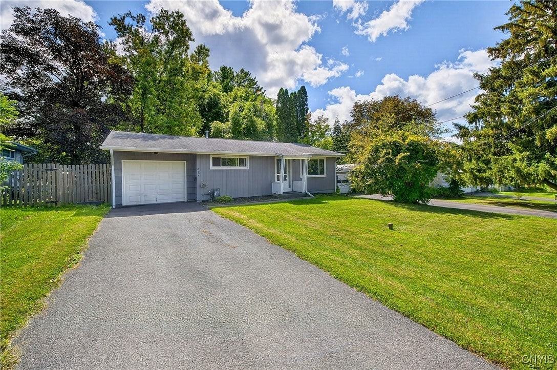 216 Pine Grove St - Photo 2 of 30