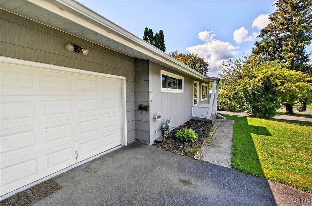 216 Pine Grove St - Photo 4 of 30