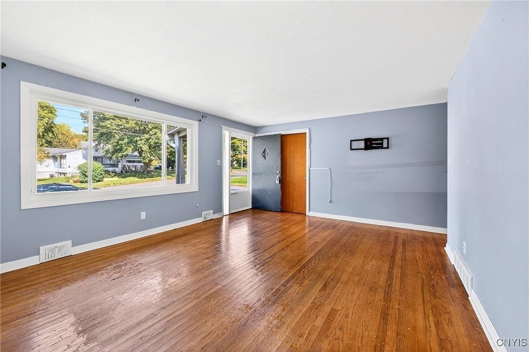 216 Pine Grove St - Photo 7 of 30