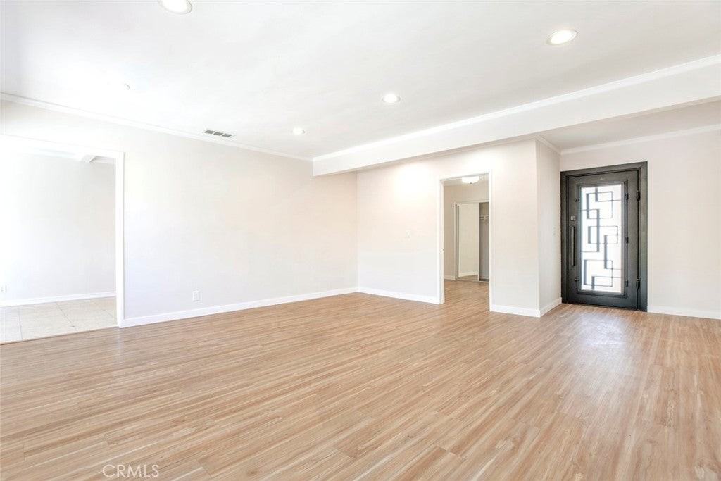 12527 Stagg St - Photo 3 of 32