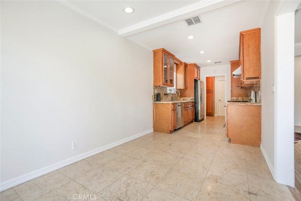 12527 Stagg St - Photo 7 of 32