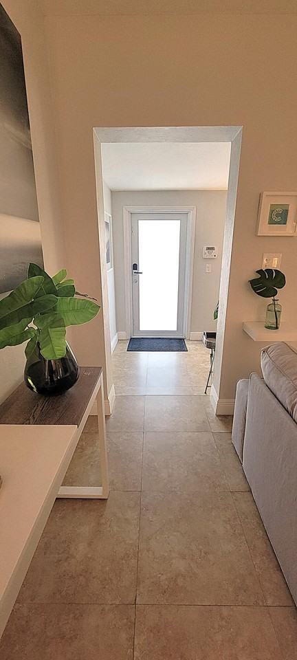 1401 Ne 17th Way - Photo 2 of 35