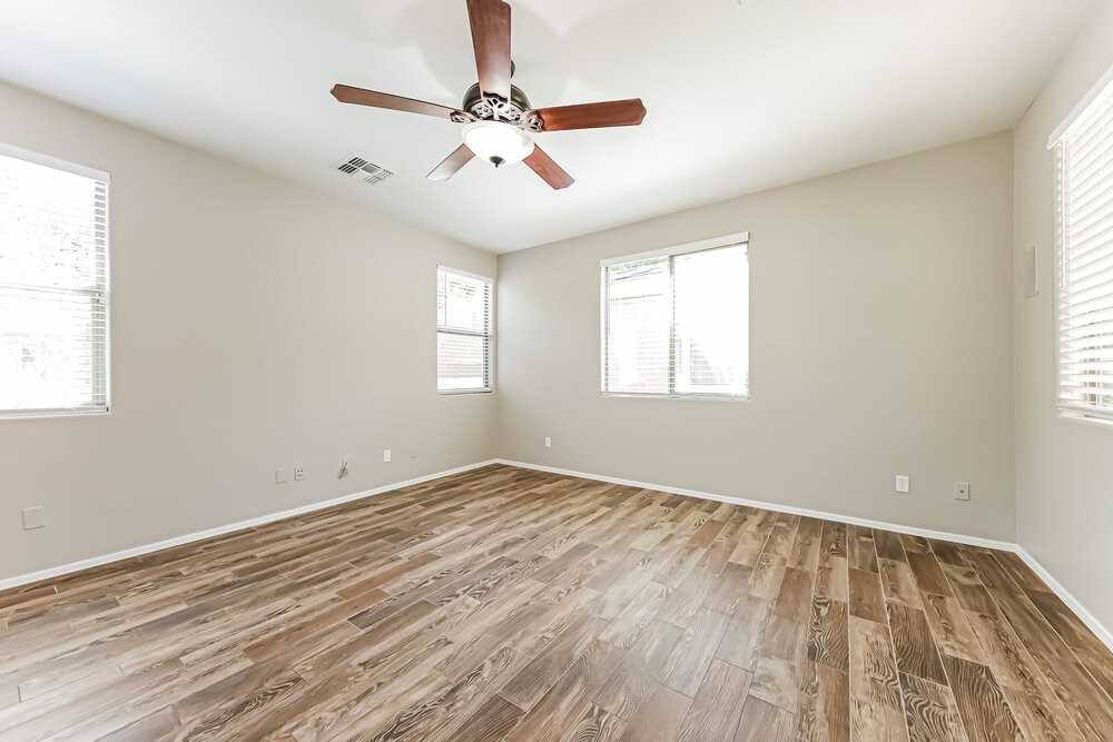 129 E Catclaw St - Photo 4 of 17