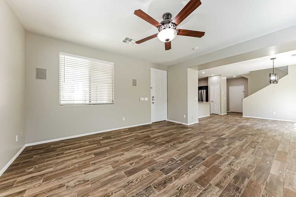 129 E Catclaw St - Photo 5 of 17