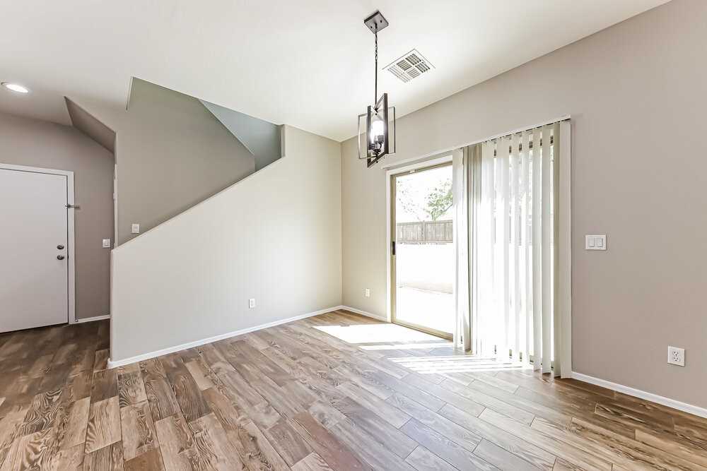 129 E Catclaw St - Photo 6 of 17