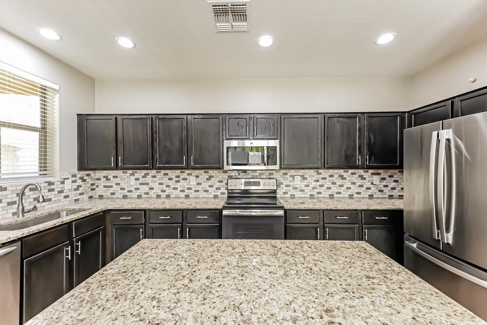 129 E Catclaw St - Photo 7 of 17