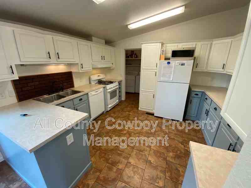 161 N Johnson St - Photo 3 of 11