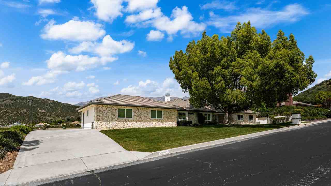 36608 Oak Ridge Dr - Photo 2 of 31