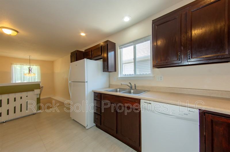 407 E 5th St - Photo 4 of 34