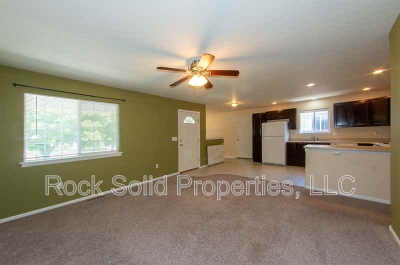 407 E 5th St - Photo 5 of 34