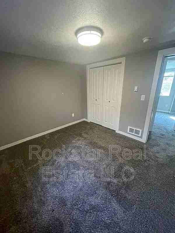 2213 N Perry St - Photo 5 of 9