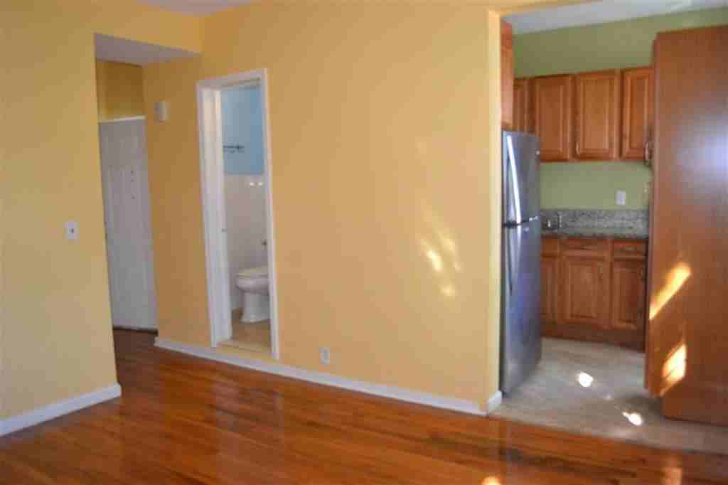 461 Mallory Ave - Photo 2 of 7
