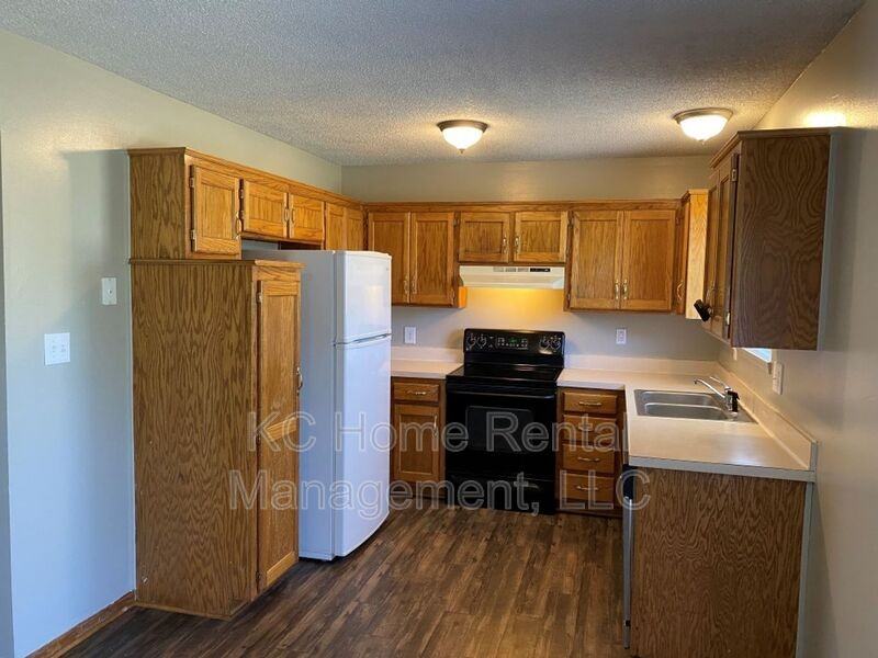 605 Susanne Ct - Photo 3 of 29