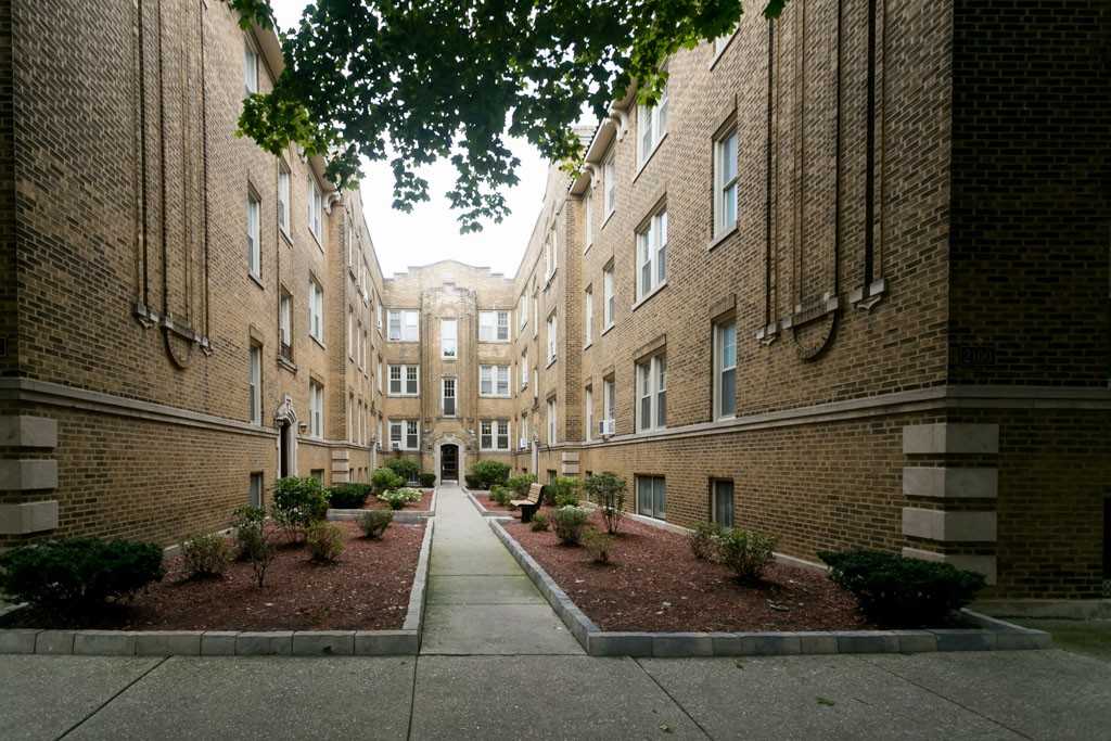 2110 W Ainslie St #1S