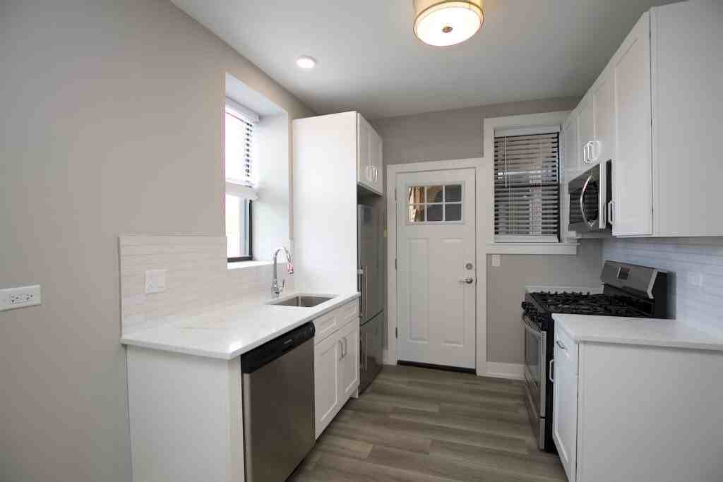 JANSSEN + IRVING #1E - Photo 2 of 21