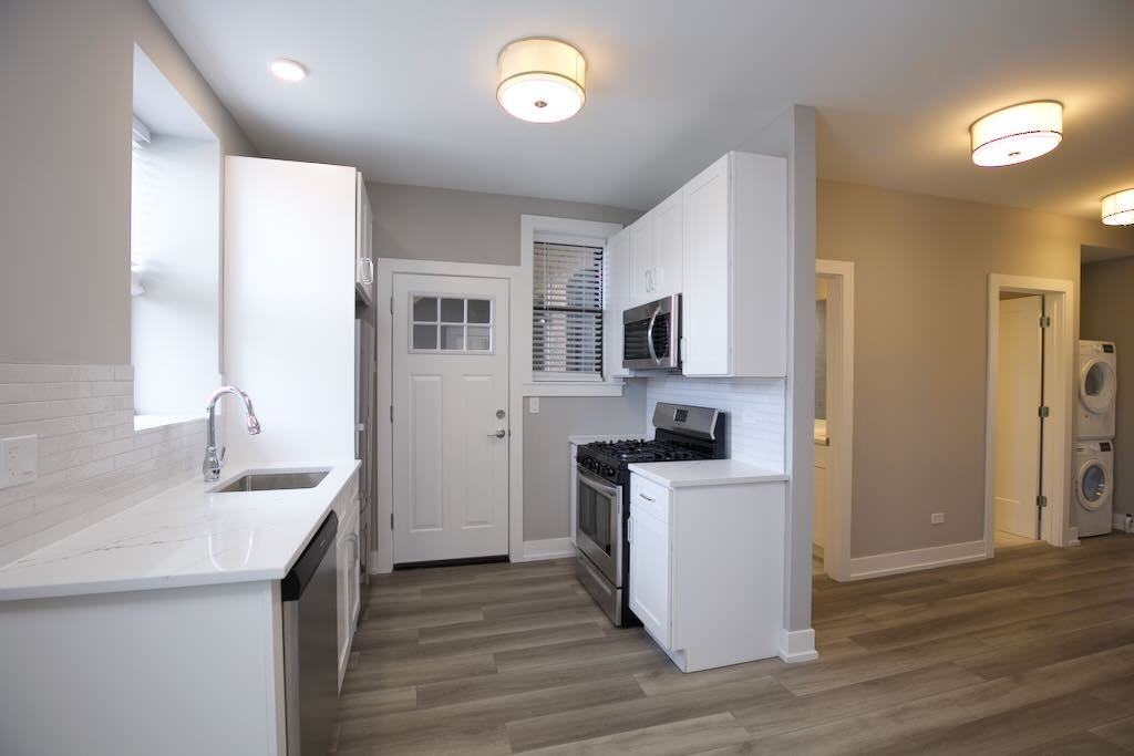 JANSSEN + IRVING #1E - Photo 3 of 21