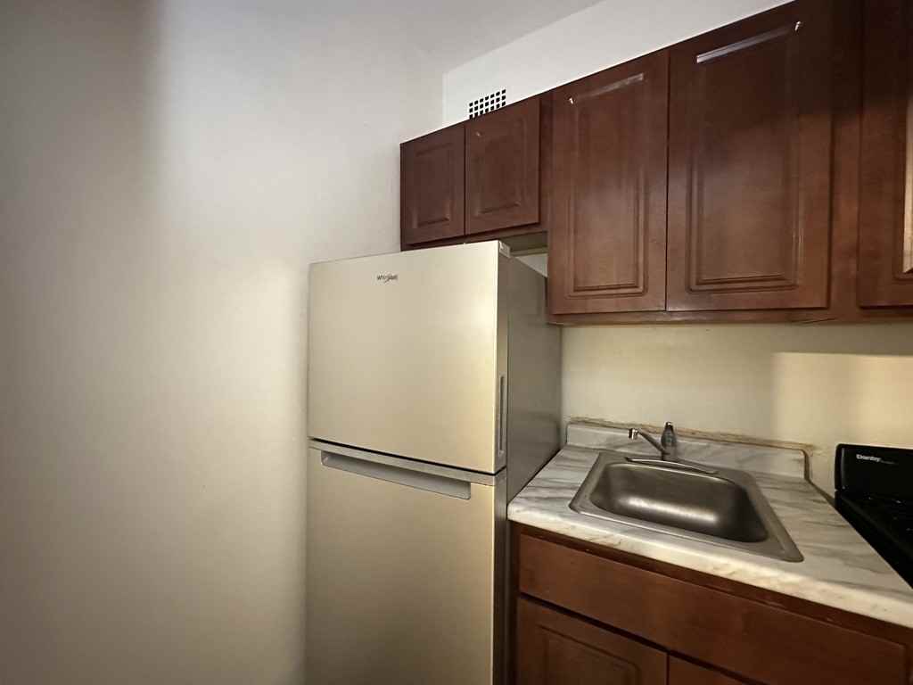 434 West Wellington Avenue #504 - Photo 4 of 21