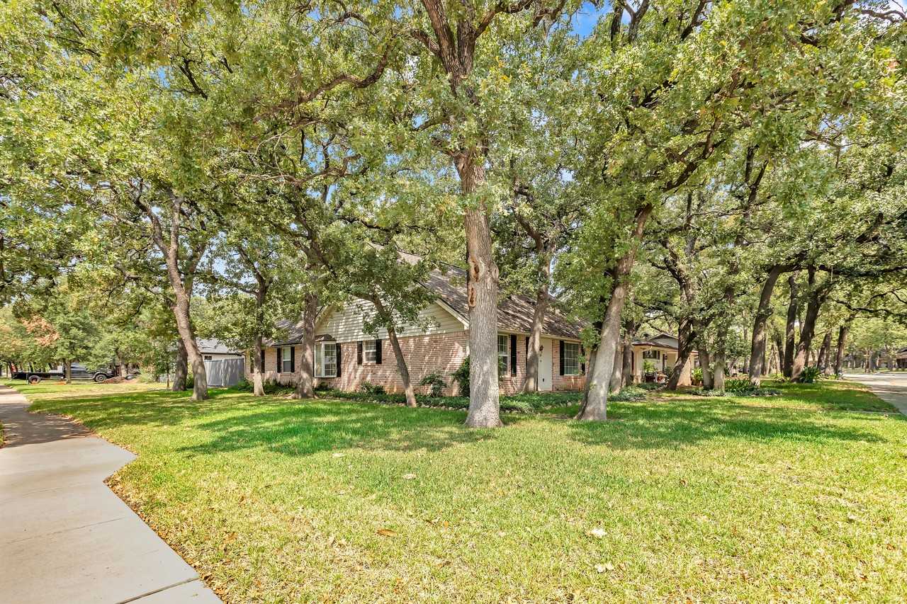 301 Lincolnshire Dr - Photo 2 of 32