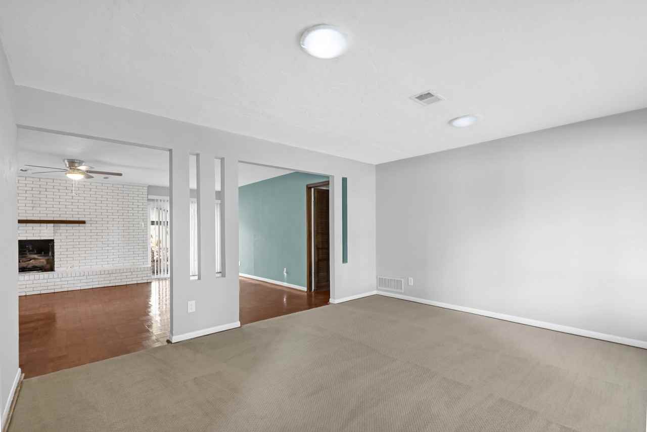 301 Lincolnshire Dr - Photo 3 of 32