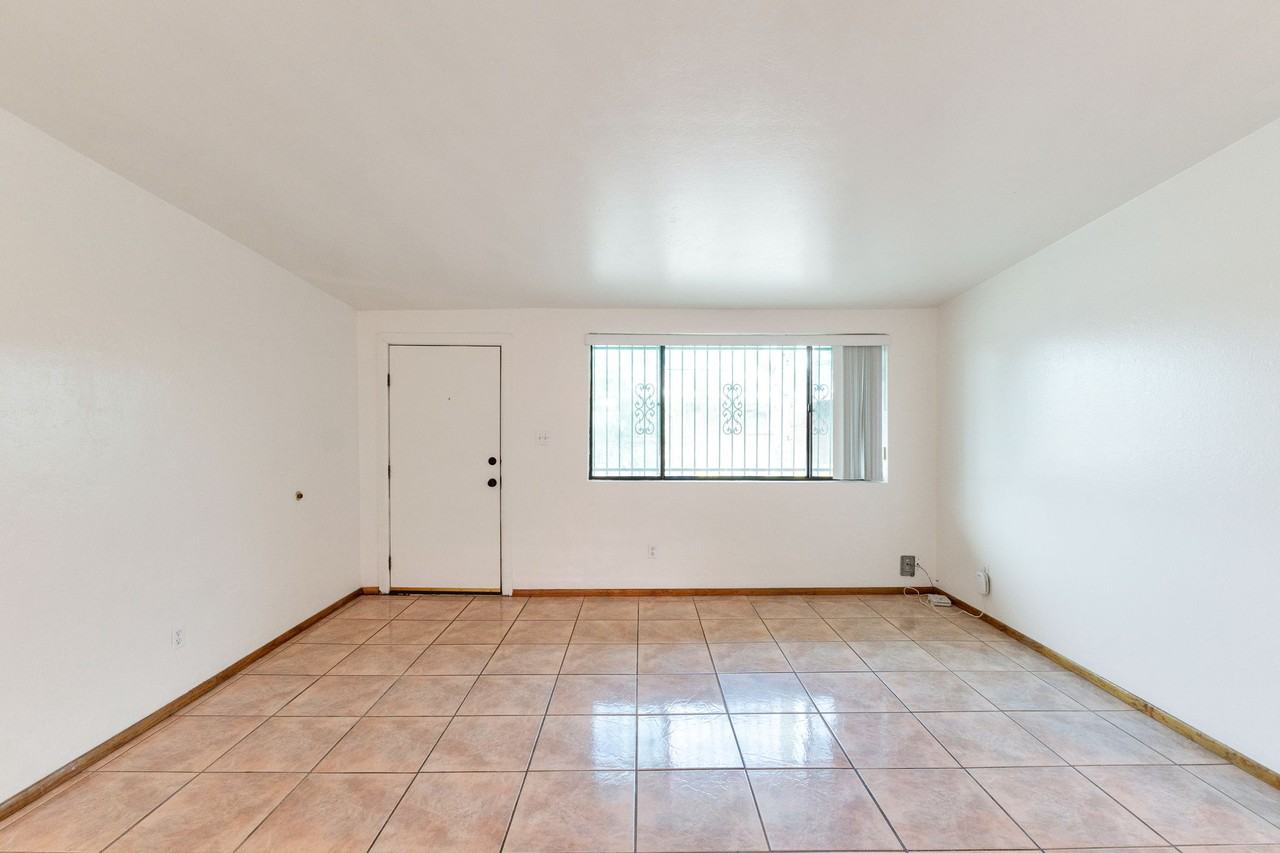 803 E Holaway Dr - Photo 2 of 24