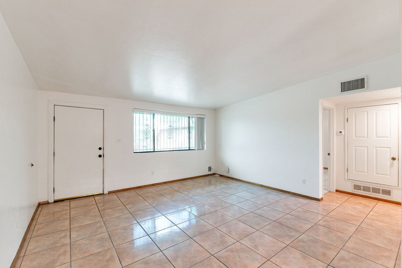 803 E Holaway Dr - Photo 7 of 24