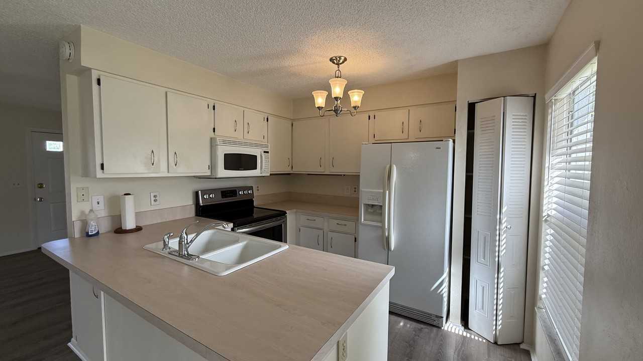 1106 Northview St - Photo 4 of 15