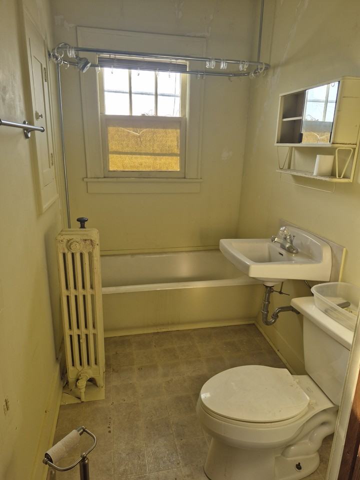 212 S East St #4 - Photo 3 of 10