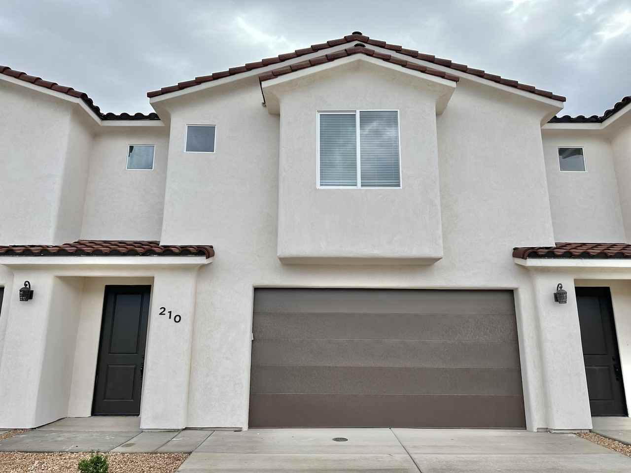 210 Nw - Photo 2 of 10