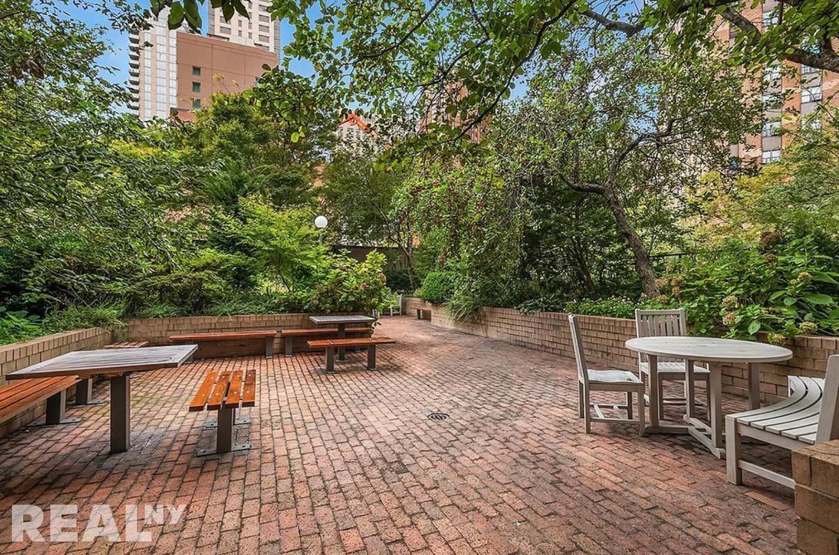 York Ave #29H - Photo 3 of 7