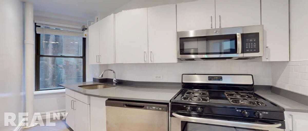 W 72nd St #2B - Photo 4 of 12