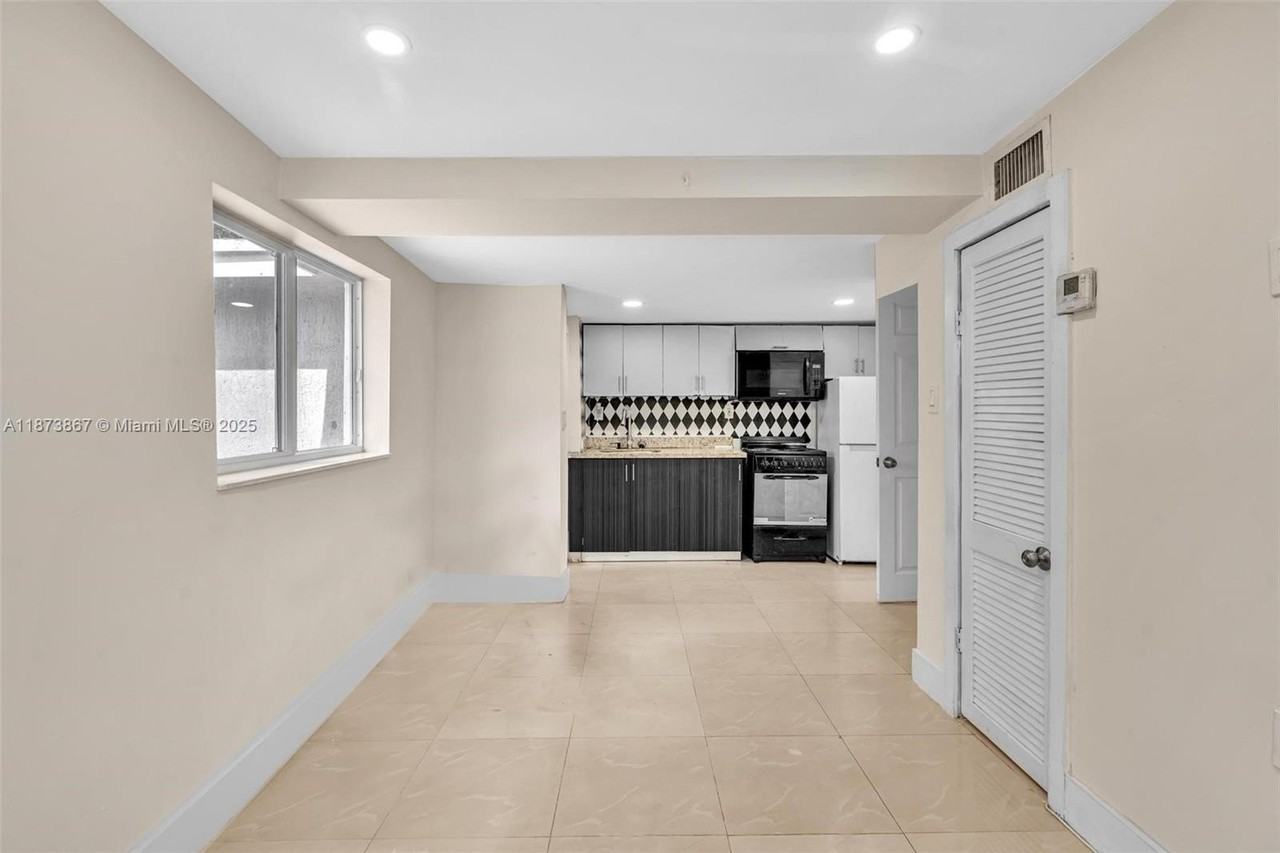 921 Nw 110th St #1 - Photo 3 of 15