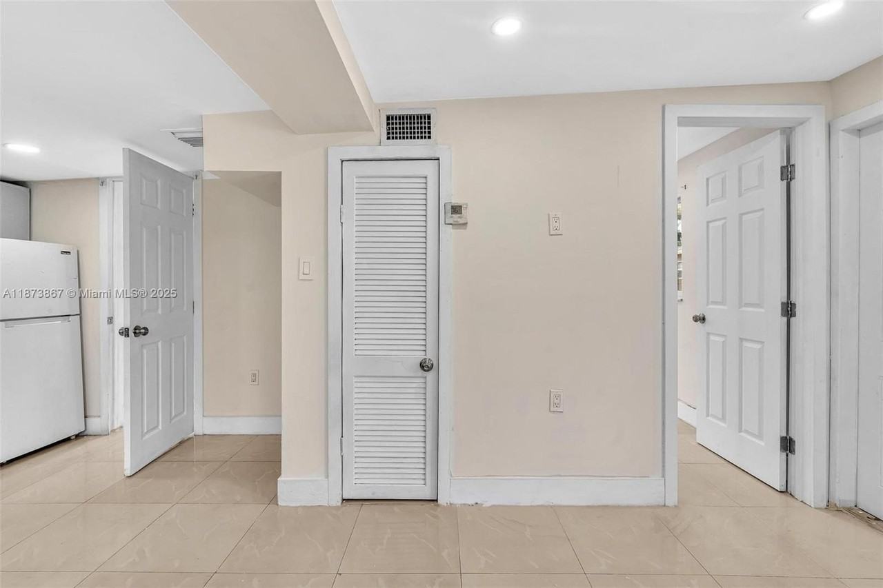 921 Nw 110th St #1 - Photo 4 of 15