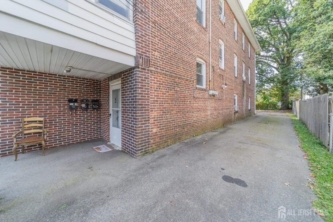 42 Crosby Ave - Photo 3 of 14