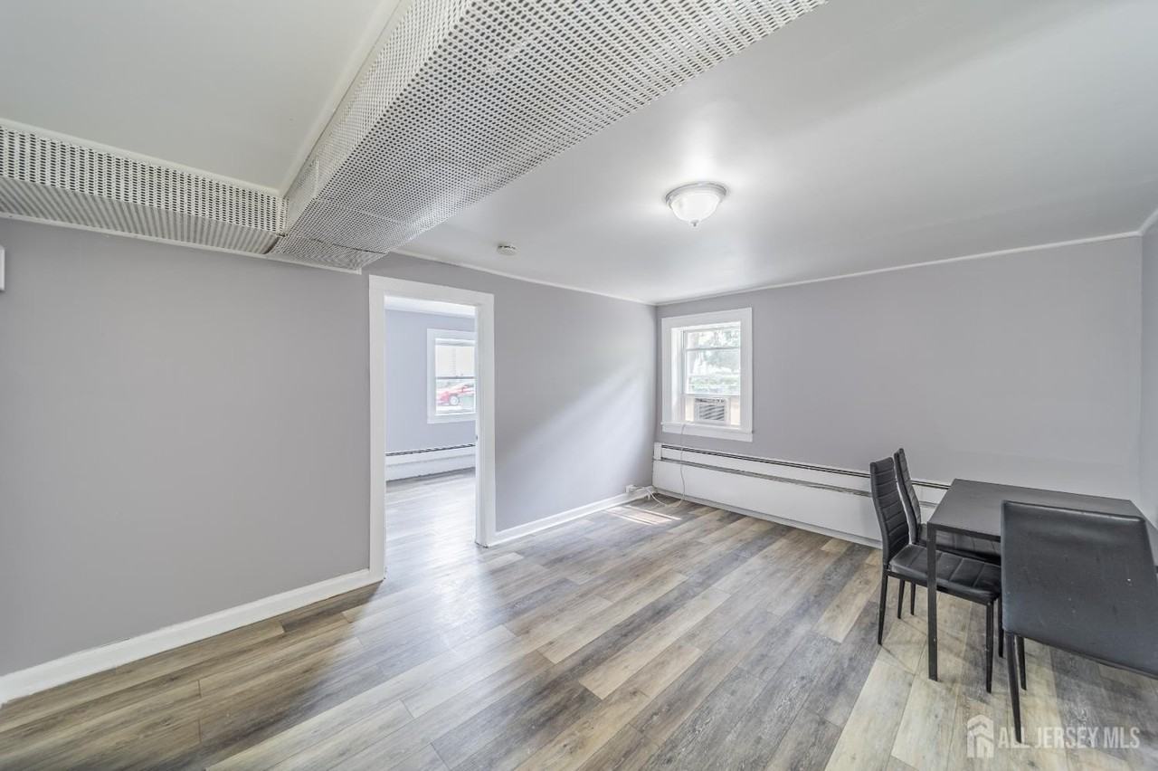 42 Crosby Ave - Photo 4 of 14