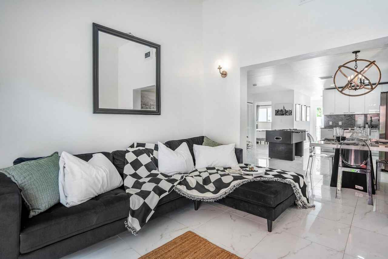 422 Nw 8th St #1294169P - Photo 2 of 13