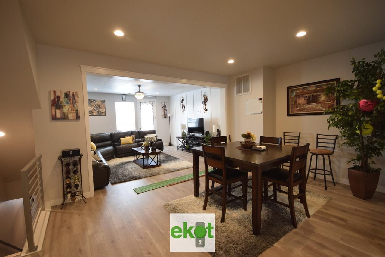 2142 Northwest - Photo 4 of 50