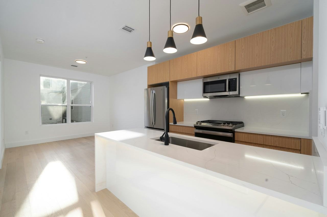 649 38th St #305 - Photo 3 of 23