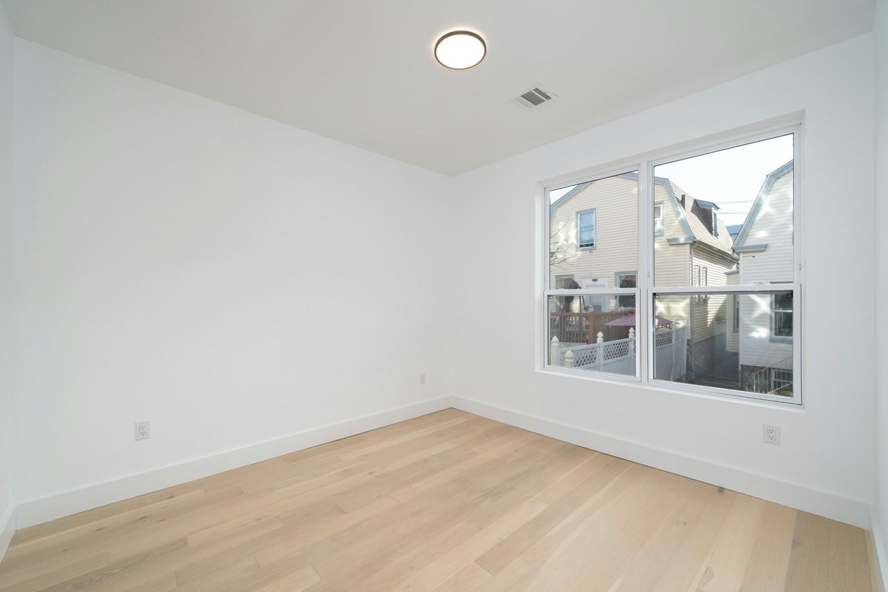 649 38th St #305 - Photo 7 of 23