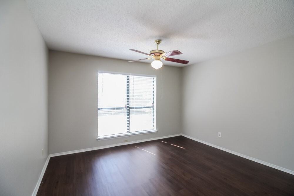 927 Aspen Dr - Photo 2 of 14