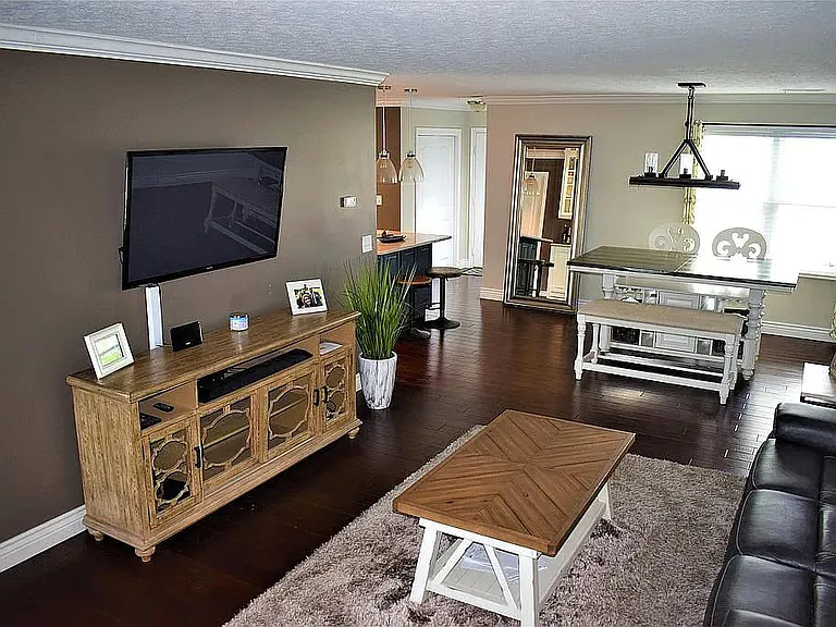 4059 Redroyal Ave - Photo 2 of 18