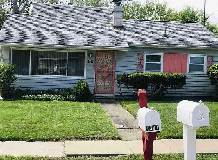 1302 E Downey Ave - Photo 2 of 10