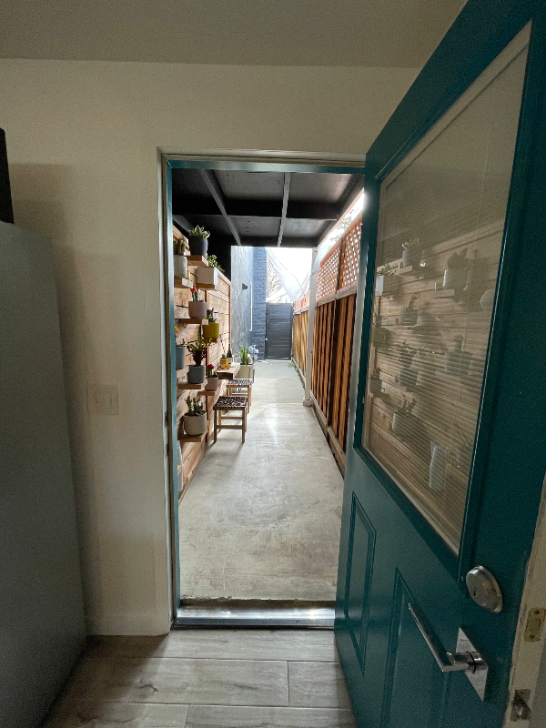 463 Menker Ave - Photo 5 of 35