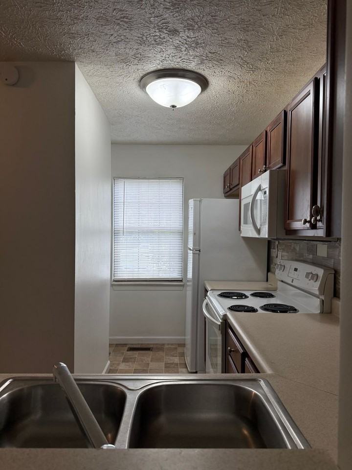 517 East Graham Place - Photo 4 of 20