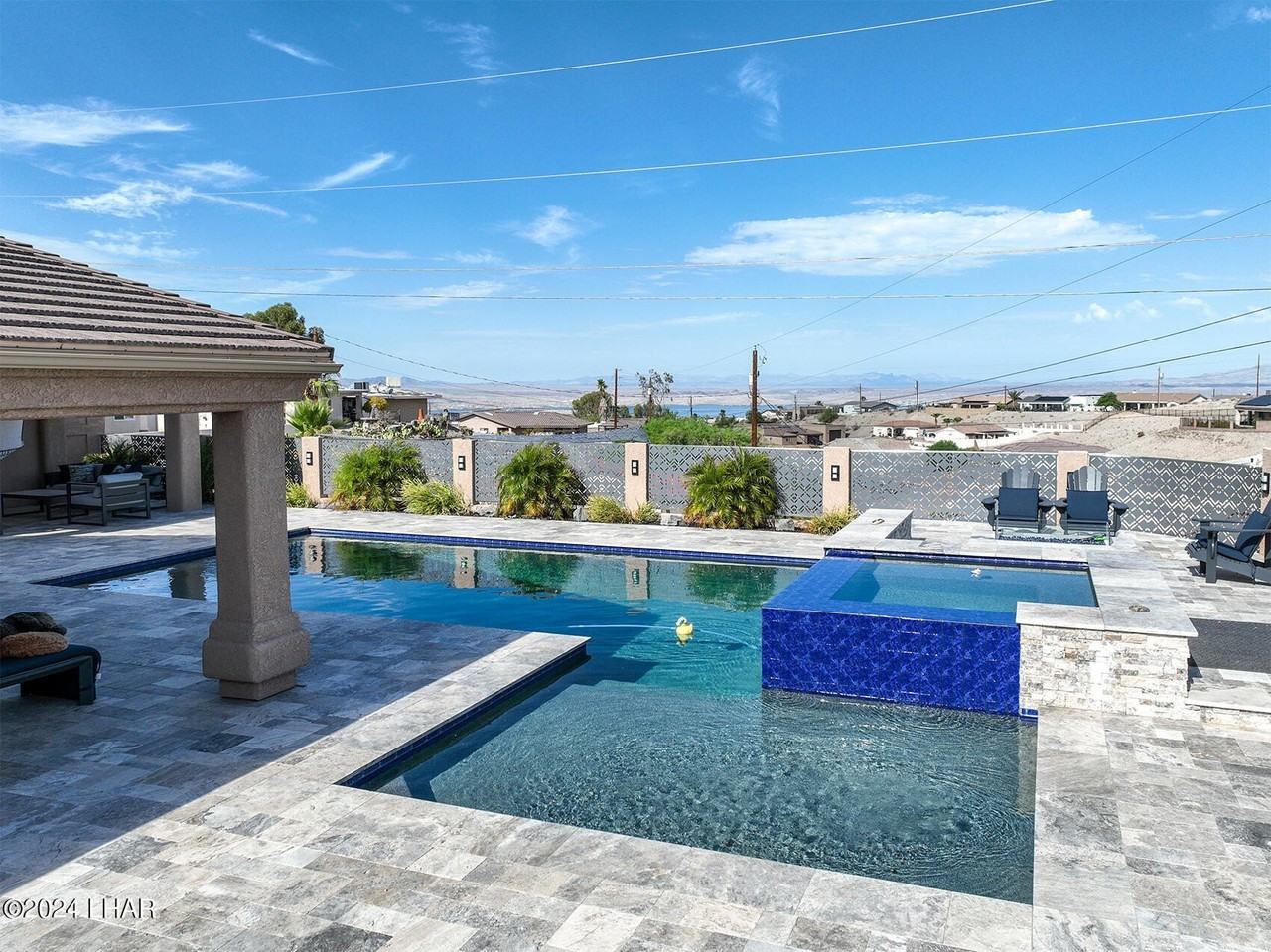 3761 Hiawatha Dr - Photo 2 of 50