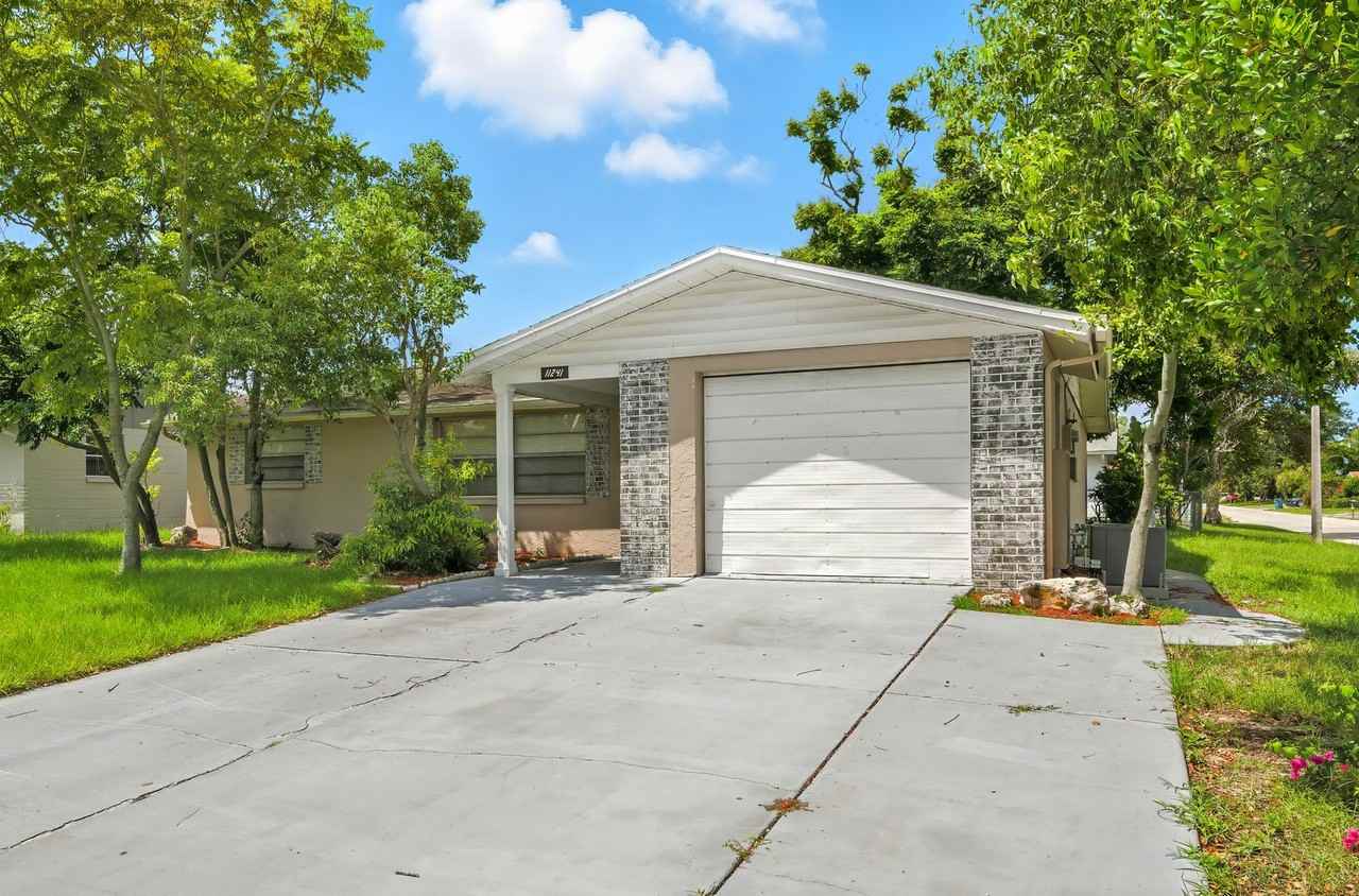 11241 Snyder Ave - Photo 2 of 24