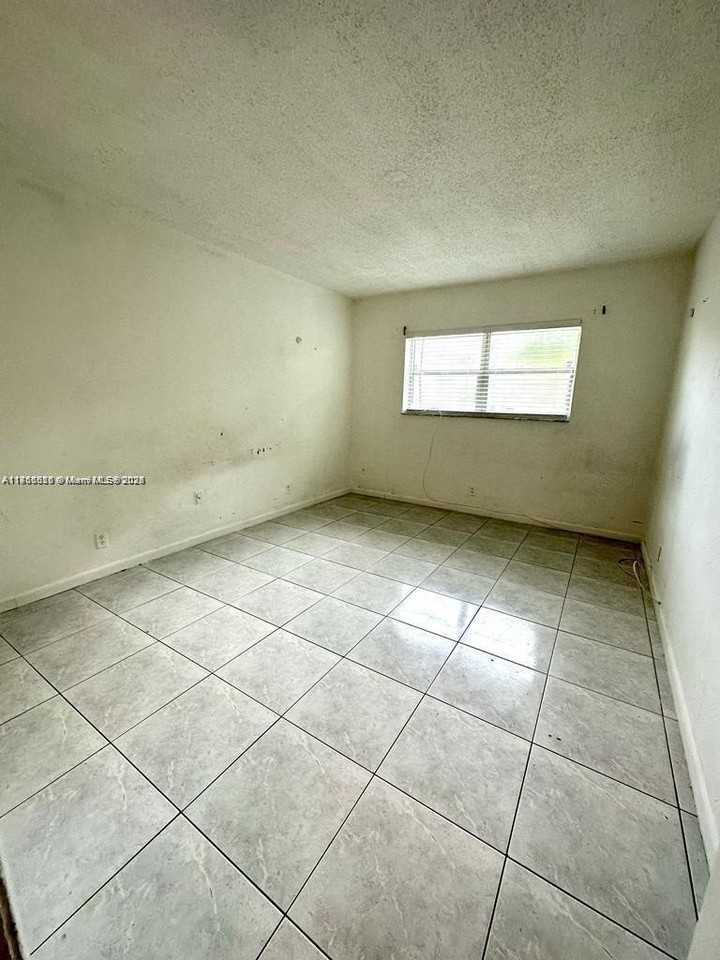 7640 Sw 10th St #B - Photo 3 of 8