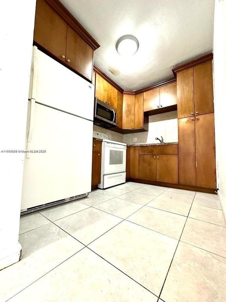 7640 Sw 10th St #B - Photo 6 of 8