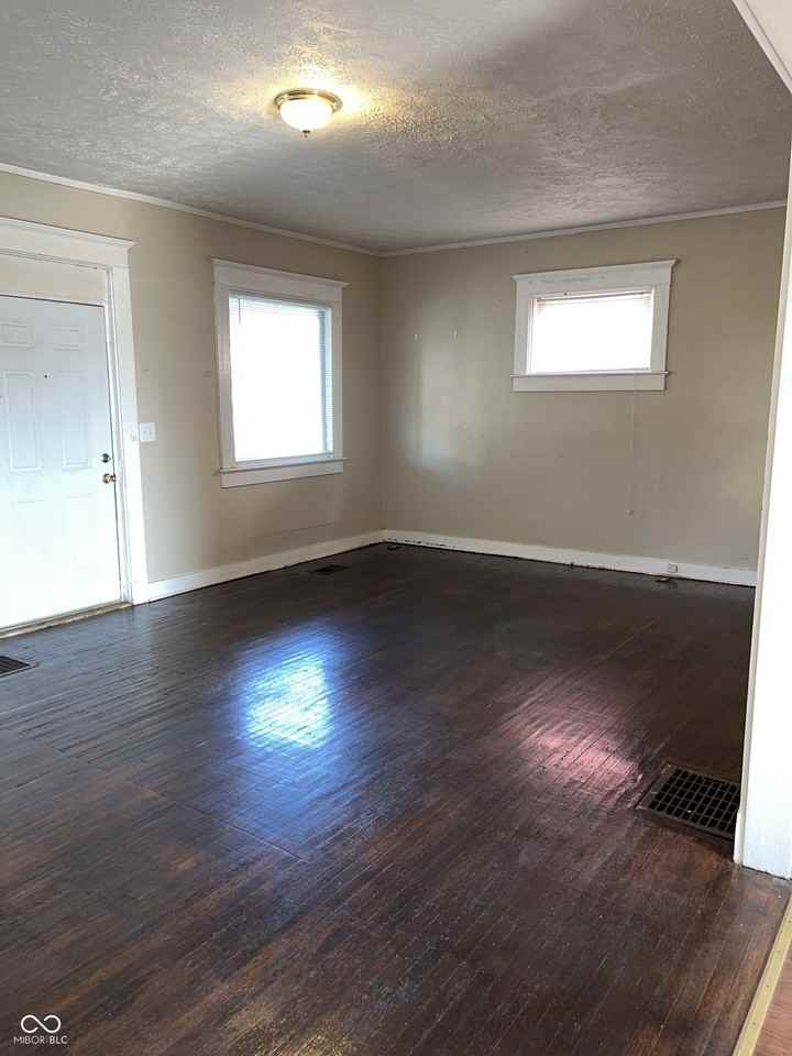 3179 N Kenwood Ave - Photo 6 of 22