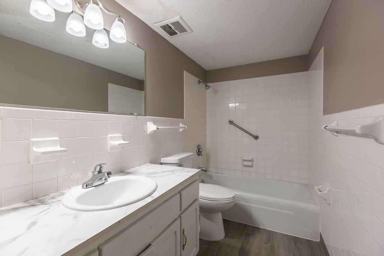 Oak Ridge Apartments in Millard - Photo 7 of 9