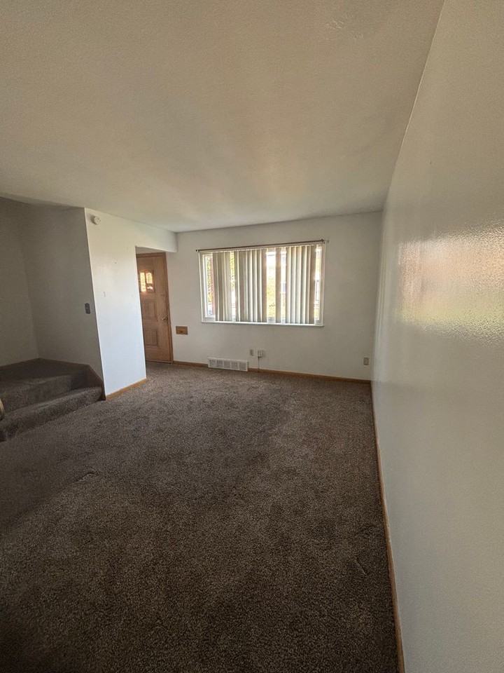 16242 Edgewood Ct - Photo 2 of 5